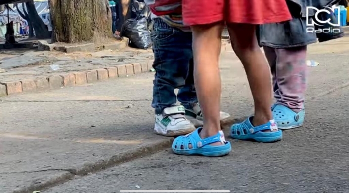 Niños indígenas en el Parque Nacional.