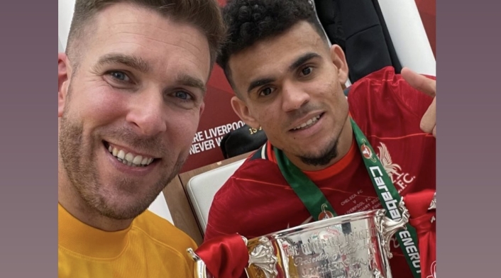 Captura de Luis Díaz celebrando el título de la Carabao Cup