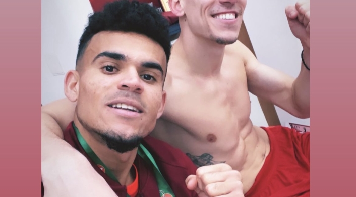 Captura de Luis Díaz celebrando el título de la Carabao Cup