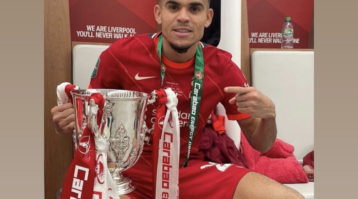 Captura de Luis Díaz celebrando el título de la Carabao Cup
