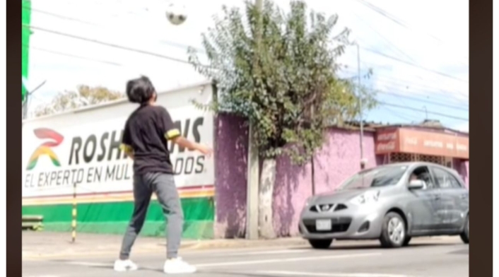 Joven trabaja en semáforo y estudia Joven trabaja en semáforo y estudia