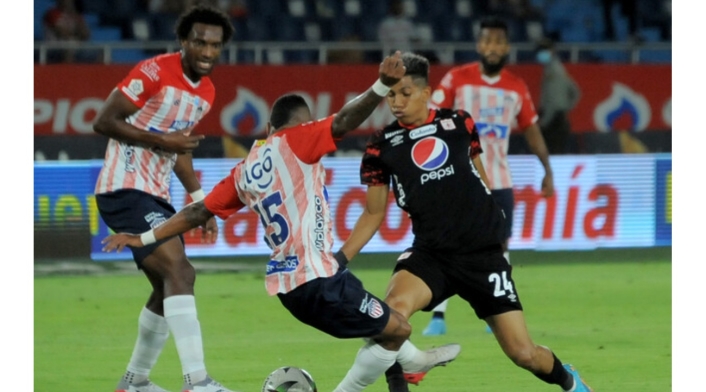 Junior vs América Jugadores de Junior y América se disputan el balón en el Meropolitano