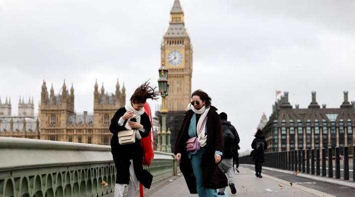 Gente sin tapabocas en las calles de Londres Gente en las calles de Londres