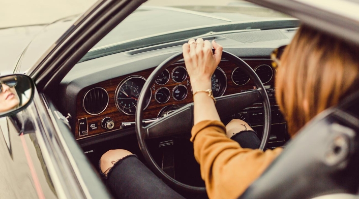 Mujer manejando vehículo Mujer al volante