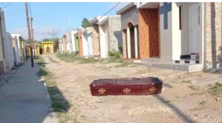 Obrero fue a trabajar al cementerio y halló féretro de su hijo tirado en mitad de la vía