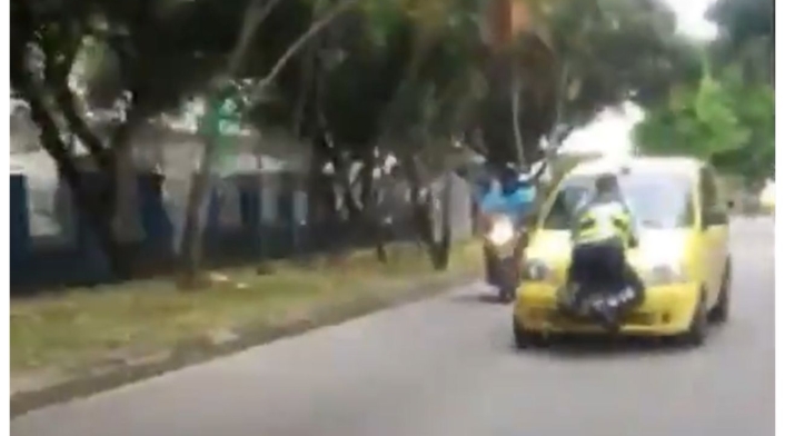 Policía arrastrado en un taxi Policía arrastrado en un taxi