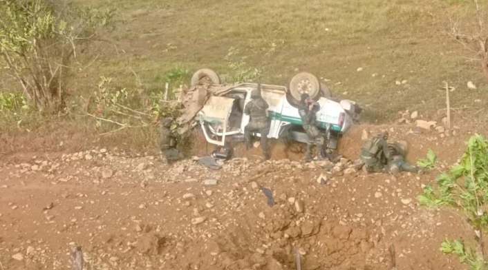 La camioneta atacada quedó destruida en la parte delantera.