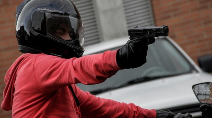 Atracador armado en moto en Bogotá Atraco en moto en Bogotá