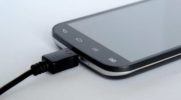 smartphone cargando su batería