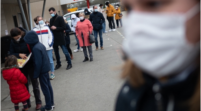 Tapabocas en Francia dejará de ser obligatorio en espacios cerrados.