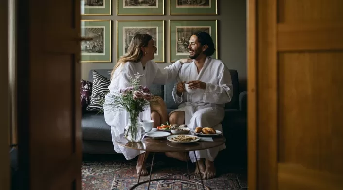 Las microinfidelidades: pequeños gestos que pueden minar la confianza en la pareja. Las microinfidelidades: pequeños gestos que pueden minar la confianza en la pareja.