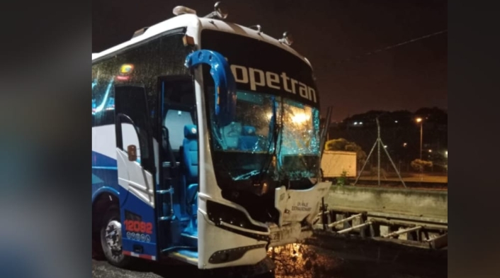 Dos muertos y un herido: grave accidente de un bus en Medellín