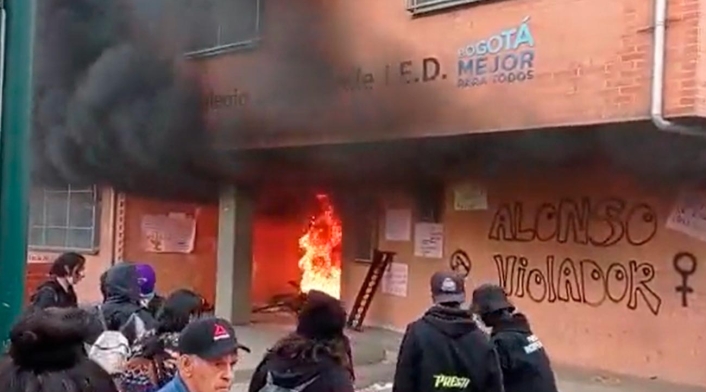 Primera línea quema fachada de colegio en Bosa Primera línea quema fachada de colegio en Bosa