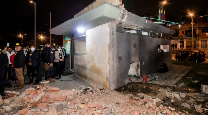 Atentado a CAI en Bogotá Atentado a CAI en Bogotá dejó 11 heridos y un niño muerto.