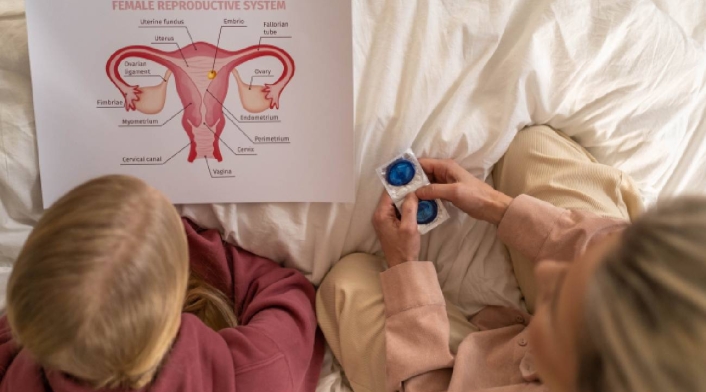 Cáncer de cuello uterino Adolescentes observan dibujo del útero.