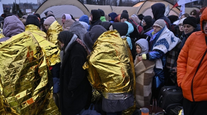 Personas en Ucrania salen huyendo del país tras invasión rusa.