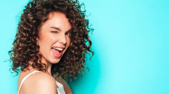 cabello crespo - mujer cómo tener un cabello fuerte