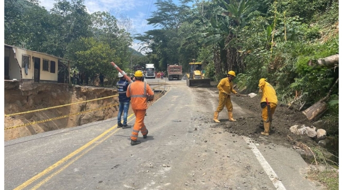 Derrumbe en Autopista Medellín - Bogotá Derrumbe en Autopista Medellín - Bogotá