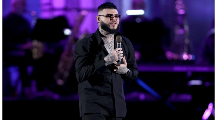 Farruko canta en concierto y habla de Dios