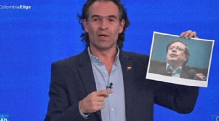 Federico Gutiérrez llevó una foto de Petro ya que el candidato no fue a El Gran Debate