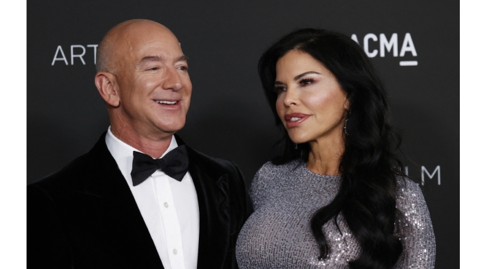 Jeff Bezos y su novia Lauren Sánchez Jeff Bezos y su novia Lauren Sánchez están de visita en Colombia