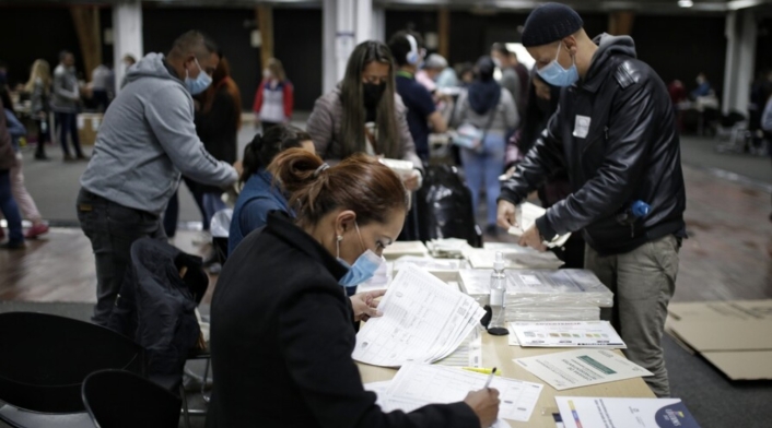 Jurados de votación Jurados de votación contando votos en las elecciones en Colombia 2022