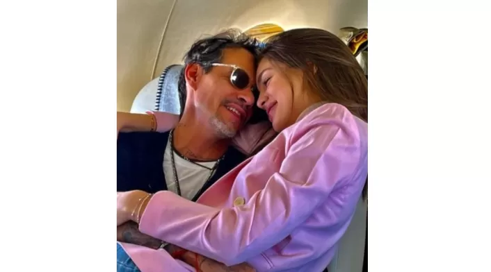 Marc Anthony y Nadia Ferreira demuestran su amor en avión privado