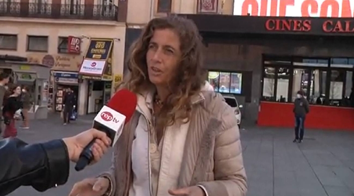 Mujer española sobre el veganismo y la guerra Mujer española sobre el veganismo y la guerra