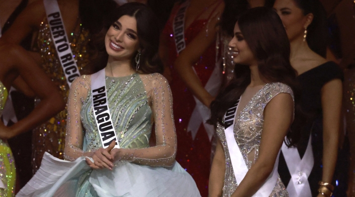 Nadia Ferreira Miss Universo 2021 Nadia Ferreira en Miss Universo 2021 junto a Miss India
