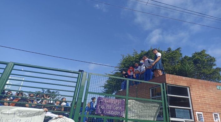 Plantón en colegio del sur de Bogotá por casos de abuso sexual Plantón en colegio del sur de Bogotá por casos de abuso sexual