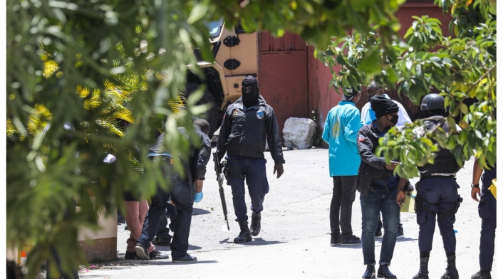 Policía de Haití Policia de Haiti afuera de la residencia tras el asesinato del presidente Moise