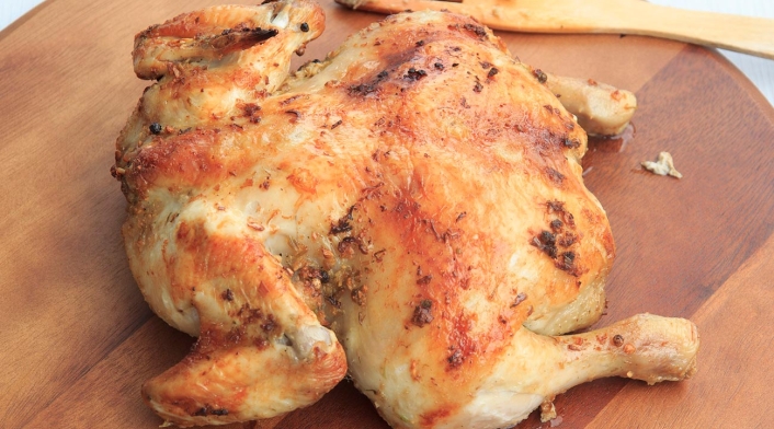 Pollo cocinado con un horno. Pollo cocinado