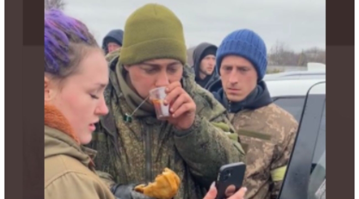 Soldado ruso es alimentado Soldado ruso es alimentado