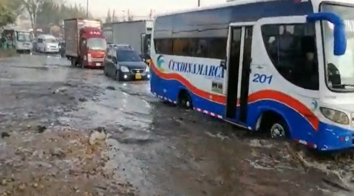 Trancón calle 13 por inundaciones