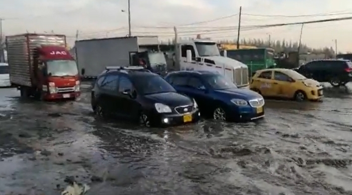 Trancón en la calle 13 por inundaciones Trancón en la calle 13 por inundaciones
