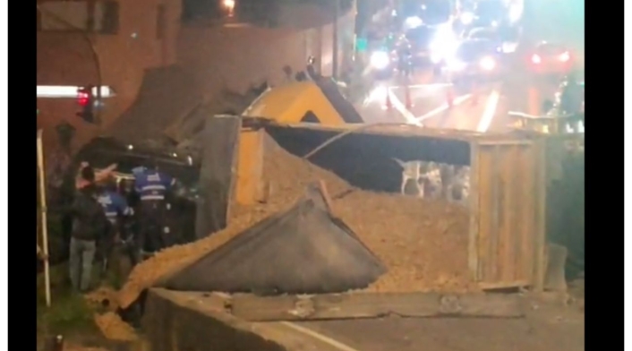 Volqueta en Av Circunvalar Volqueta en Av Circunvalar