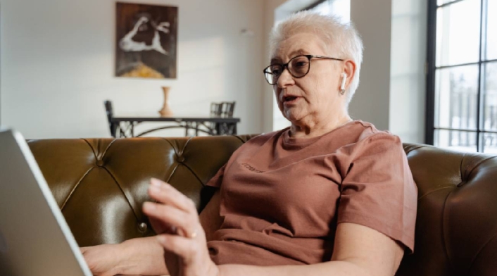 Abuela aprende a utilizar su tablet por manual hecho por su nieta Abuela aprende a utilizar su tablet por manual hecho por su nieta
