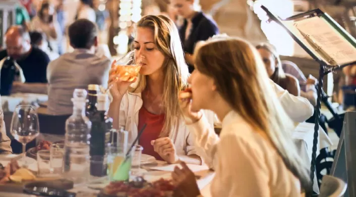 Beber líquidos mientras se come Beber líquidos mientras se come