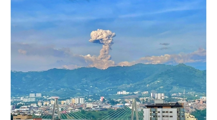 volcán Nevado del Ruiz emitió una columna de ceniza superior a los 3.000 metros