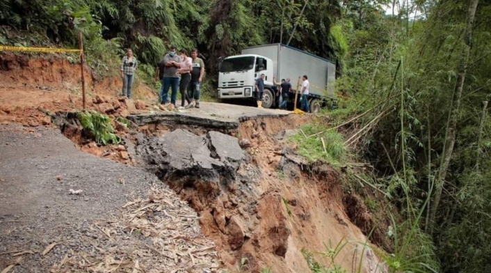 Vía de Rionegro incomunicada por derrumbe Vía de Rionegro incomunicada por derrumbe
