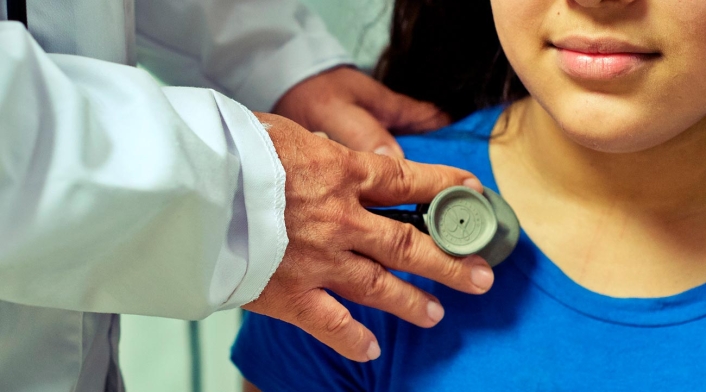Pediatra atiende a una niña Doctor atiende una niña