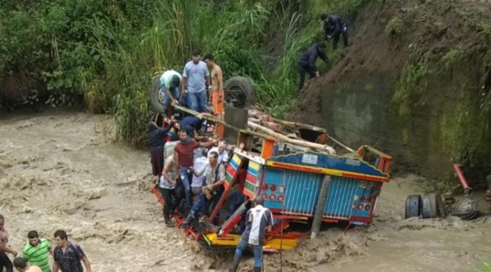 Accidente de chiva En este incidente vial una persona falleció y otra continúa desaparecida.