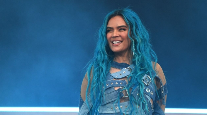 Karol G y el porqué tiene tinturado de azul su cabello