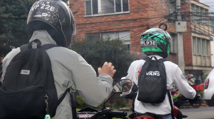 Motociclistas deben llevar la placa en el casco que sea clara