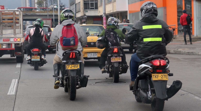 Motociclistas deben llevar la placa en el casco que sea clara