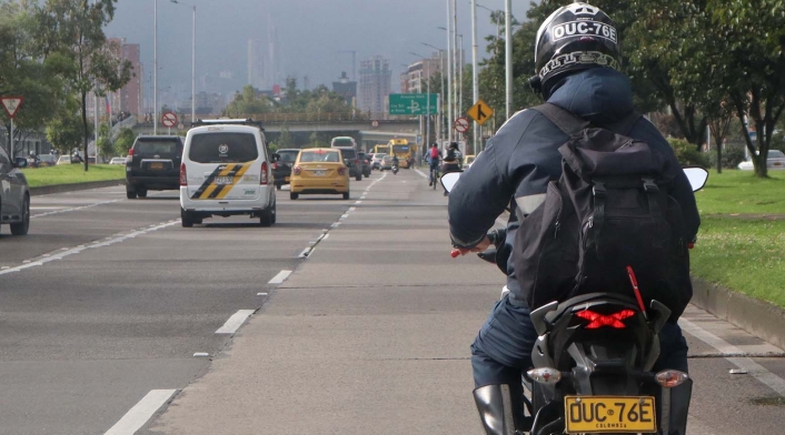 Motociclistas deben llevar la placa en el casco que sea clara