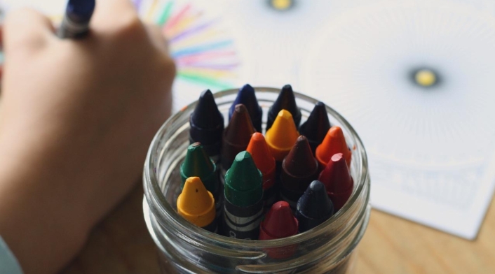 Niño en colegio Niño escribiendo en cuaderno