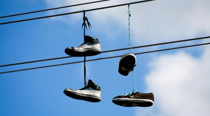 Tenis colgados de los cables de luz en los barrios, ¿Qué significado tiene? Tenis colgados de los cables de luz en los barrios, ¿Qué significado tiene?