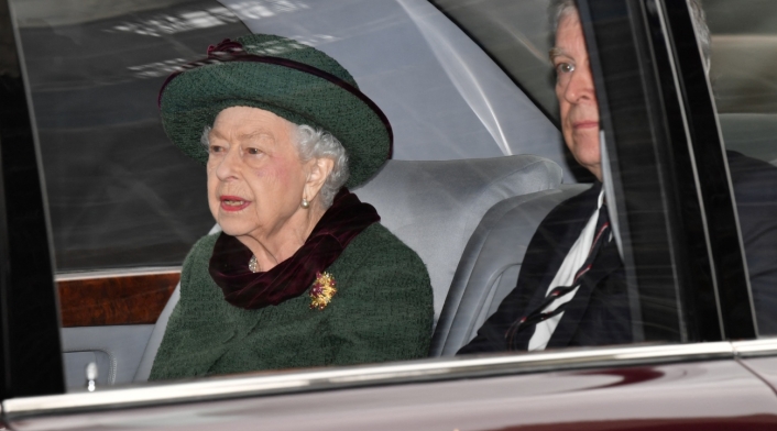 Reina Isabel desplazándose en el vehículo de la realeza