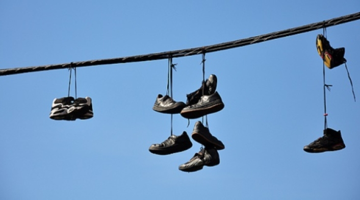 Tradición de los tenis colgados en cables de luz Tradición de los tenis colgados en cables de luz